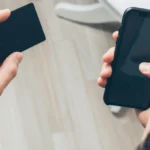 Foto de Mikhail Nilov: https://www.pexels.com/es-es/foto/persona-con-iphone-5-negro-7534379/