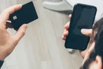 Foto de Mikhail Nilov: https://www.pexels.com/es-es/foto/persona-con-iphone-5-negro-7534379/