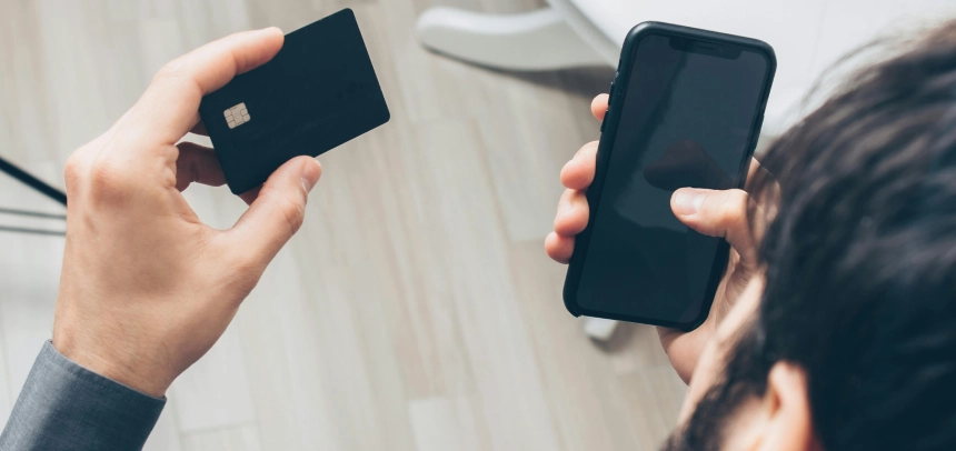 Foto de Mikhail Nilov: https://www.pexels.com/es-es/foto/persona-con-iphone-5-negro-7534379/