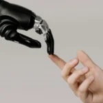 Foto de cottonbro studio: https://www.pexels.com/es-es/foto/persona-con-herramienta-de-mano-negra-y-plateada-6153354/