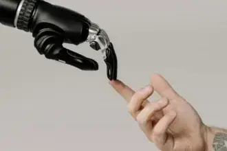 Foto de cottonbro studio: https://www.pexels.com/es-es/foto/persona-con-herramienta-de-mano-negra-y-plateada-6153354/