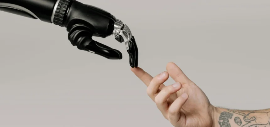 Foto de cottonbro studio: https://www.pexels.com/es-es/foto/persona-con-herramienta-de-mano-negra-y-plateada-6153354/