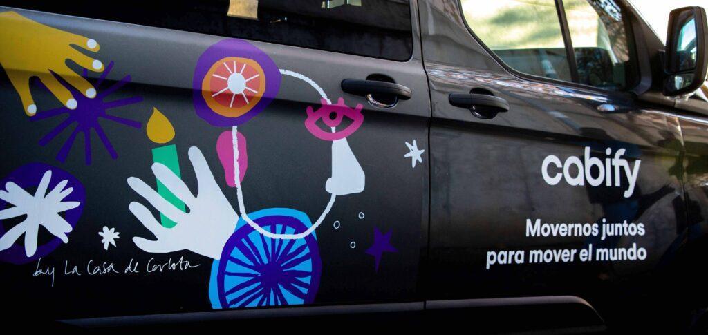 Una veintena de vehículos accesibles en Madrid lucen diseños creados por personas con discapacidad - Cabify