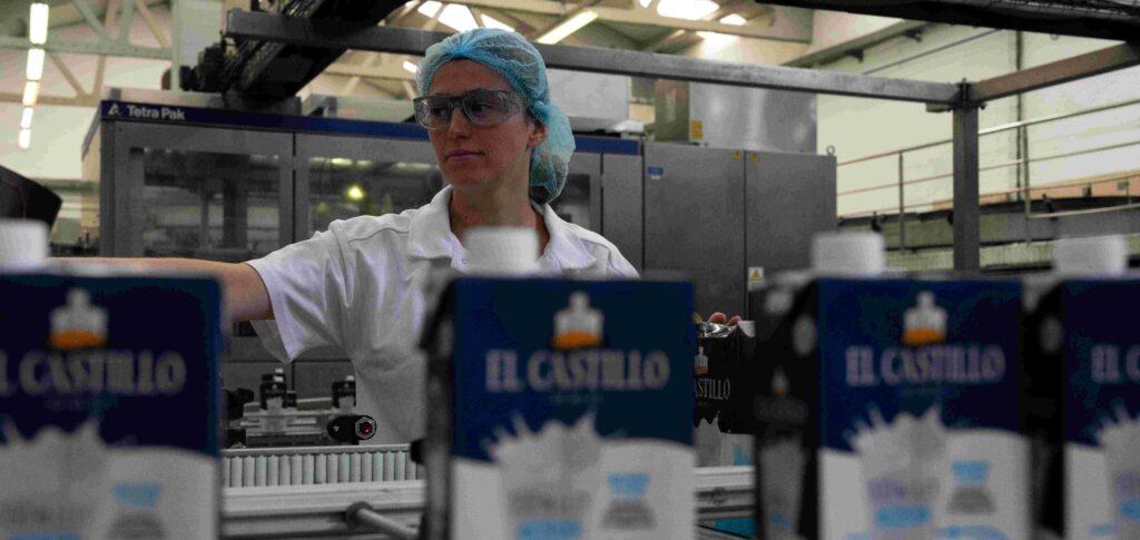 La planta de Mollerussa, con más de un siglo de historia, ha celebrado este año el centenario de la marca El Castillo - Lactalis España