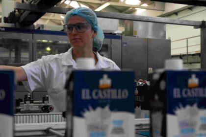 La planta de Mollerussa, con más de un siglo de historia, ha celebrado este año el centenario de la marca El Castillo - Lactalis España