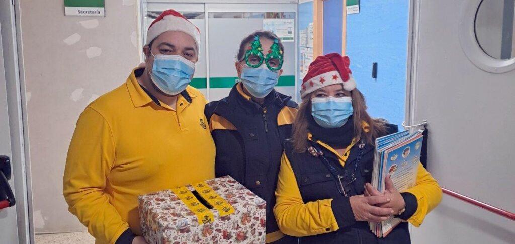 Equipo voluntario de Correos en Algeciras lleva la magia de la Navidad al Hospital Punta de Europa