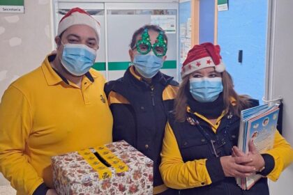 Equipo voluntario de Correos en Algeciras lleva la magia de la Navidad al Hospital Punta de Europa