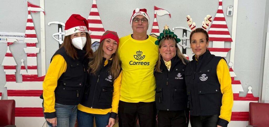Personal voluntario de Correos lleva la magia de la Navidad a ASPACE Granada