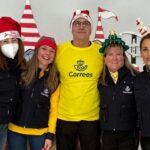 Personal voluntario de Correos lleva la magia de la Navidad a ASPACE Granada