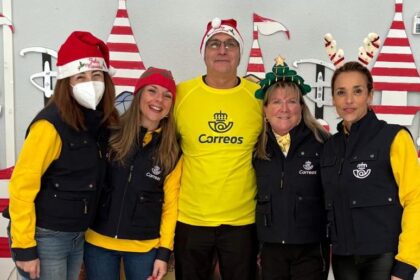 Personal voluntario de Correos lleva la magia de la Navidad a ASPACE Granada