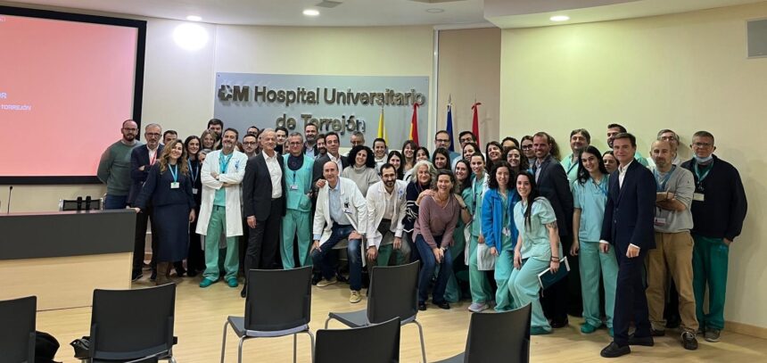 Emmanuel de Geuser, Presidente del grupo sanitario Ribera Salud, con profesionales del Hospital Universitario de Torrejón en la reunión en el centro