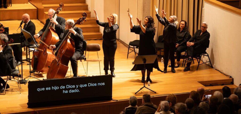 Músicos tocando El Mesías de Händel con subtítulos e intérprete de lengua de signos. © Fundación "la Caixa"