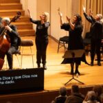 Músicos tocando El Mesías de Händel con subtítulos e intérprete de lengua de signos. © Fundación "la Caixa"