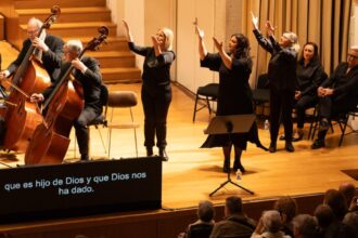 Músicos tocando El Mesías de Händel con subtítulos e intérprete de lengua de signos. © Fundación "la Caixa"