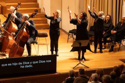 Músicos tocando El Mesías de Händel con subtítulos e intérprete de lengua de signos. © Fundación "la Caixa"