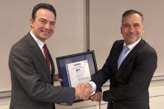 Entrega de la certificación: Arturo Gonzalo Aizpiri, Consejero Delegado de Enagás; y Rafael García Meiro, CEO de AENOR