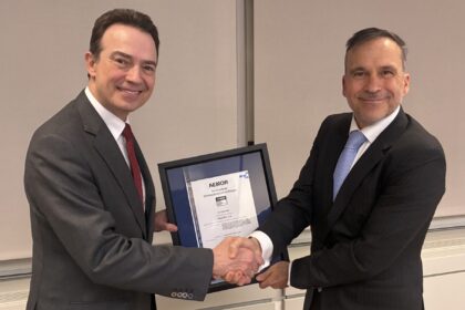 Entrega de la certificación: Arturo Gonzalo Aizpiri, Consejero Delegado de Enagás; y Rafael García Meiro, CEO de AENOR