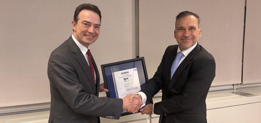 Entrega de la certificación: Arturo Gonzalo Aizpiri, Consejero Delegado de Enagás; y Rafael García Meiro, CEO de AENOR