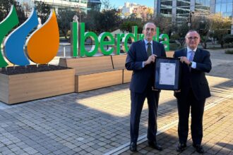 Entrega a Iberdrola del sello internacional ISO/IEC 42001, la certificación del uso corporativo de la IA generativa, por parte de AENOR