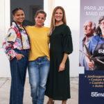 Elena Durán, fundadora de 55+, en el medio de la imagen