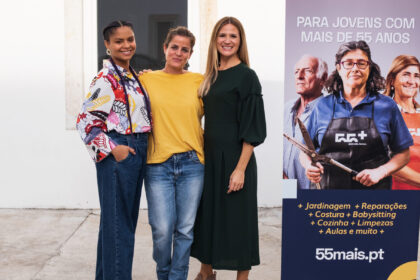 Elena Durán, fundadora de 55+, en el medio de la imagen