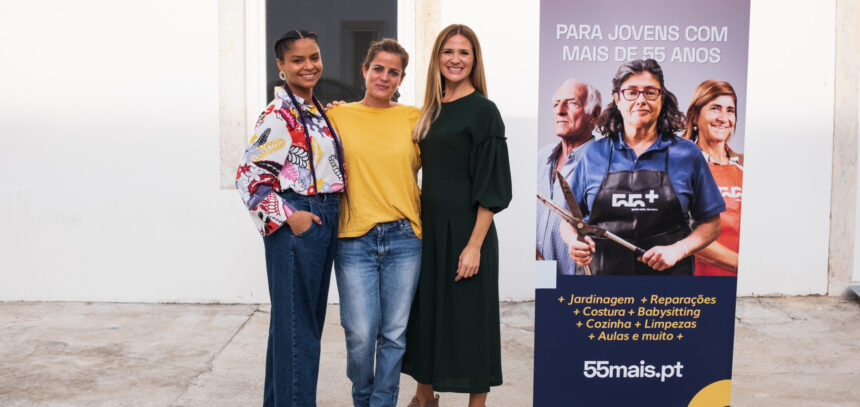 Elena Durán, fundadora de 55+, en el medio de la imagen