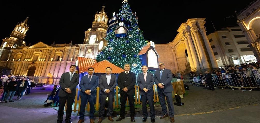 Caja Arequipa enciende la Navidad con el primer árbol interactivo del país