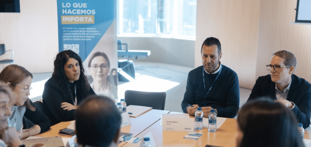 Participantes del foro "Libre para ser tú", organizado por Grifols junto a decenas de empresas y asociaciones en su sede corporativa