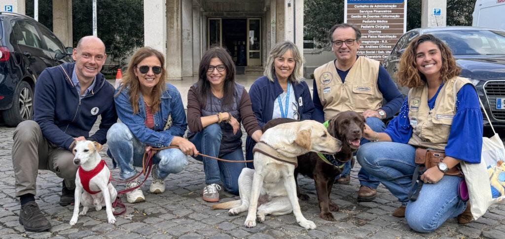 Equipo de la asociación portuguesa Ânimas, una entidad sin ánimo de lucro especializada en terapias asistidas con perros, con el apoyo de Elanco Animal Health