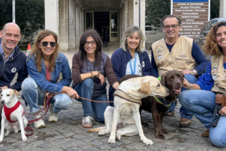 Equipo de la asociación portuguesa Ânimas, una entidad sin ánimo de lucro especializada en terapias asistidas con perros, con el apoyo de Elanco Animal Health