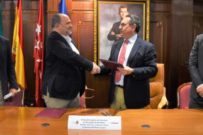 Firma del Nuevo contrato de recogida de residuos sólidos y limpieza viaria en Villaviciosa - Urbaser
