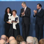 Su Majestad el Rey le hace entrega del IX Premio Reino de España a la Trayectoria Empresarial a María Teresa Rodríguez, presidenta de honor de Galletas Gullón