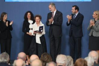 Su Majestad el Rey le hace entrega del IX Premio Reino de España a la Trayectoria Empresarial a María Teresa Rodríguez, presidenta de honor de Galletas Gullón