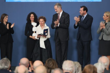 Su Majestad el Rey le hace entrega del IX Premio Reino de España a la Trayectoria Empresarial a María Teresa Rodríguez, presidenta de honor de Galletas Gullón