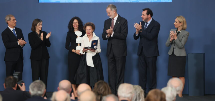 Su Majestad el Rey le hace entrega del IX Premio Reino de España a la Trayectoria Empresarial a María Teresa Rodríguez, presidenta de honor de Galletas Gullón