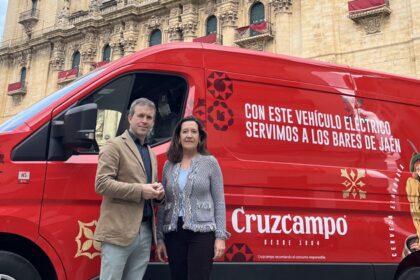 Julio Millán, Alcalde de Jaén; y Ada Bernal, Directora de Relaciones institucionales en Andalucía en HEINEKEN España durante el evento de presentación del acuerdo en Jaén