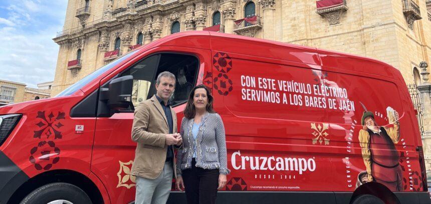 Julio Millán, Alcalde de Jaén; y Ada Bernal, Directora de Relaciones institucionales en Andalucía en HEINEKEN España durante el evento de presentación del acuerdo en Jaén