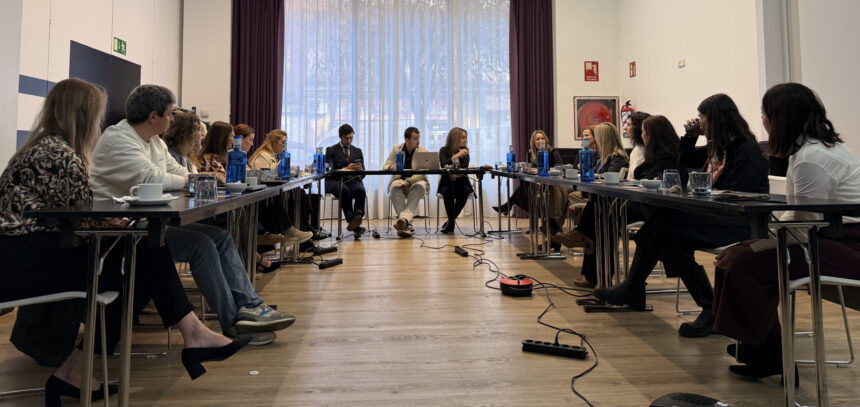 Laura Eguiluz, Directora de Comunicación y Relaciones Institucionales de Corresponsables, modera el Diálogo Corresponsables - MAPFRE