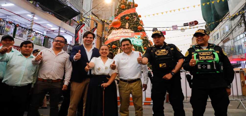 ISM instala dos árboles navideños para reforzar la seguridad ciudadana en Gamarra