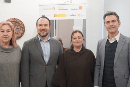 Firma del convenio de colaboración con Orange en el Ayuntamiento de Manises