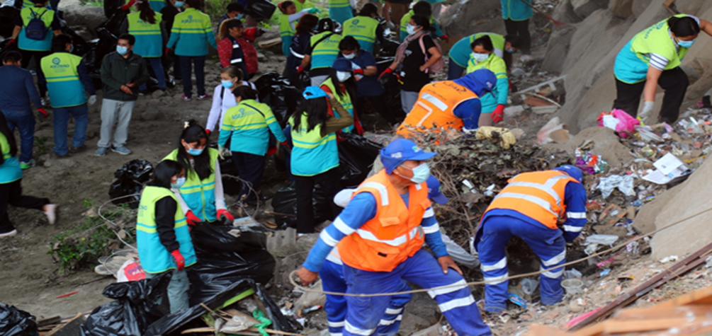 Minam y voluntarios ambientales realizan limpieza del río Rímac