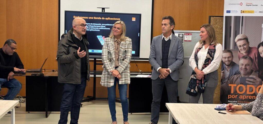 El alcalde de Alaquàs, Toni Saura, y la directora general de Igualdad y del Instituto de las Mujeres de la Generalitat, Davinia Bono, han visitado hoy el centro de la localidad donde se imparten estas formaciones - Fundación Orange