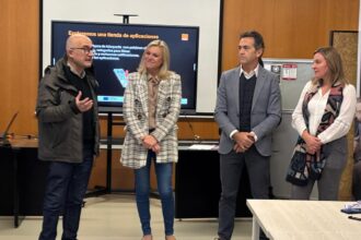 El alcalde de Alaquàs, Toni Saura, y la directora general de Igualdad y del Instituto de las Mujeres de la Generalitat, Davinia Bono, han visitado hoy el centro de la localidad donde se imparten estas formaciones - Fundación Orange