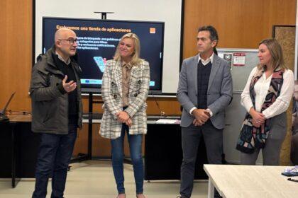 El alcalde de Alaquàs, Toni Saura, y la directora general de Igualdad y del Instituto de las Mujeres de la Generalitat, Davinia Bono, han visitado hoy el centro de la localidad donde se imparten estas formaciones - Fundación Orange