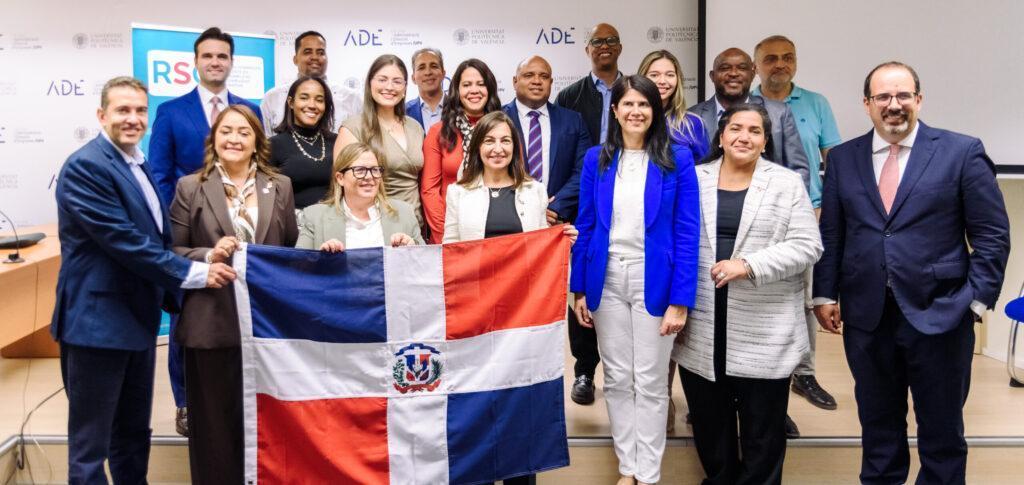 Foto de familia de los graduados y el equipo docente de la V Cohorte con República Dominicana del Máster en Responsabilidad Social y Sostenibilidad Corporativa de la UPV