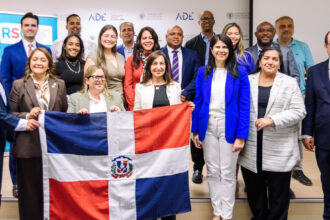 Foto de familia de los graduados y el equipo docente de la V Cohorte con República Dominicana del Máster en Responsabilidad Social y Sostenibilidad Corporativa de la UPV