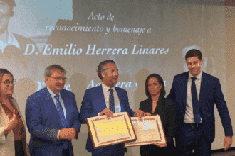 De izquierda a derecha, Margarita Asuar, Fernando Martínez, Rafael, Selena y Diego Herrera, bisnietos de Emilio Herrera e Irene Aguilera - ENAIRE