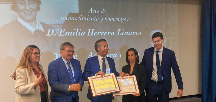 De izquierda a derecha, Margarita Asuar, Fernando Martínez, Rafael, Selena y Diego Herrera, bisnietos de Emilio Herrera e Irene Aguilera - ENAIRE