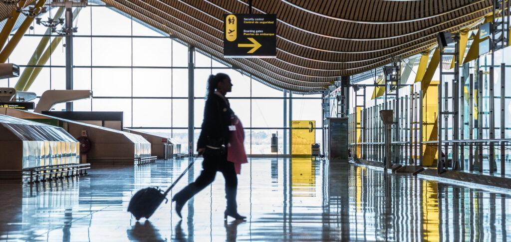 Terminal de aeropuerto operado por Aena - Imagen de - HelloDavidPradoPerucha en Freepik.es