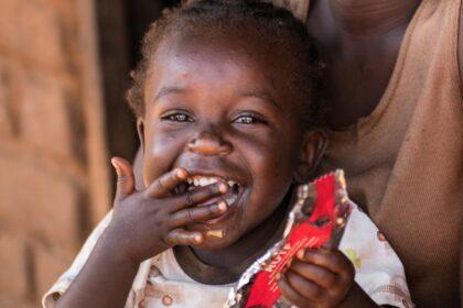 Gadis apoya a la infancia vulnerable con el Regalo Azul / Imagen de © UNICEF - Thoko Chikondi